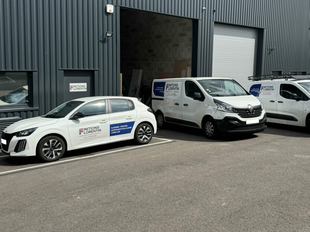 Véhicules de l’entreprise Finitions Florentin, peintre à Lyon spécialisé en rénovation intérieure