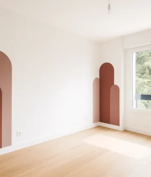 Chambre rénovée avec peinture décorative en arches et parquet clair posé à Lyon.