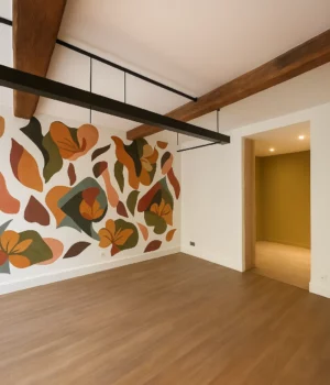 Mur peint avec motifs décoratifs organiques dans un salon rénové à Lyon.