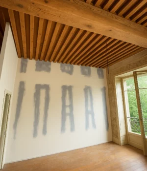 Préparation des murs avant peinture avec enduits et plafond en bois apparent
